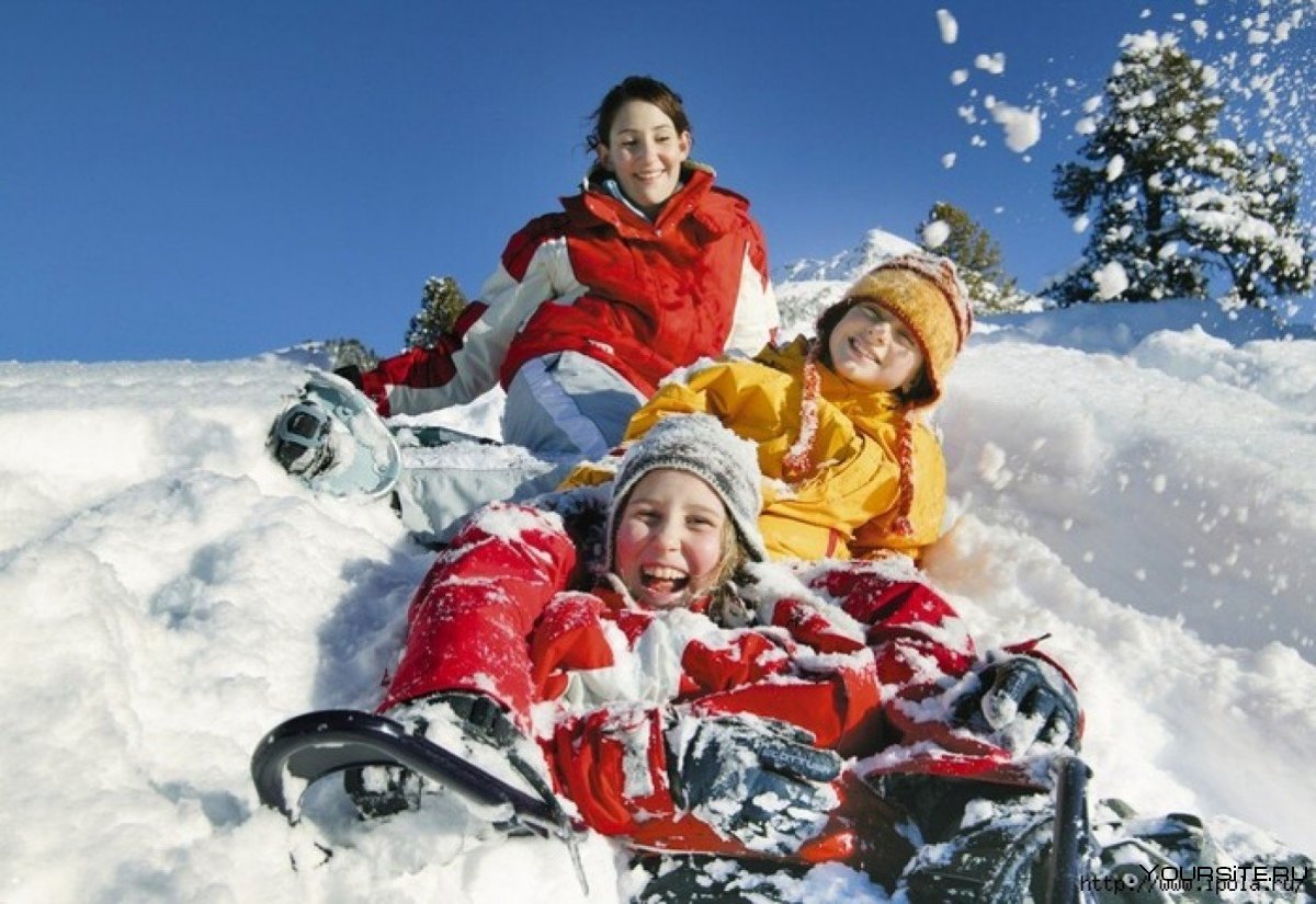 Зимние каникулы родители. Дети зимой. Счастливые дети зимой. Счастливые дети на санках. Зимние забавы.