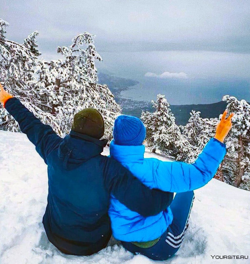 Счастливая пара в горах зимой