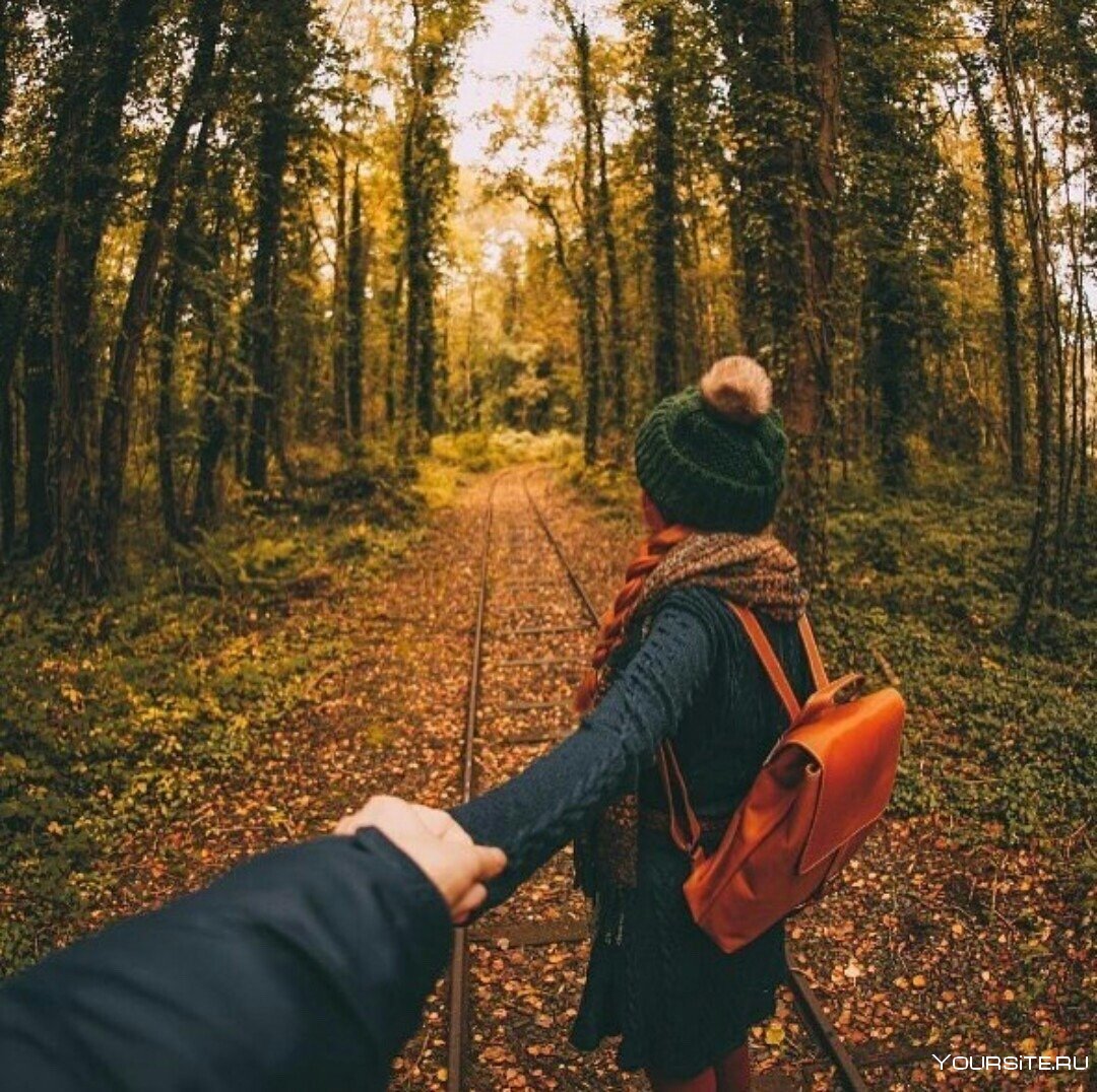 Парень в лесу осенью