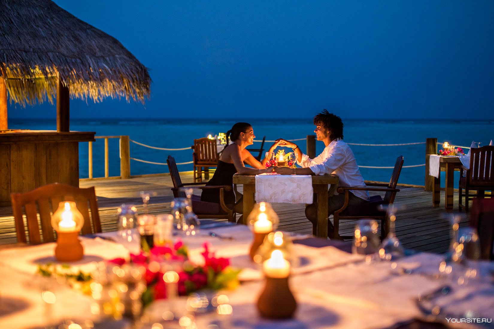 Ужин отдых. Столик у моря. Ужин на берегу моря. Романтический ужин на Мальдивах. Романтические места для двоих.