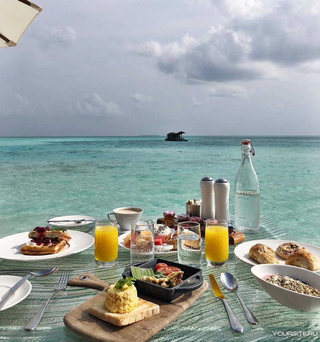 Завтрак на берегу океана с шампанским