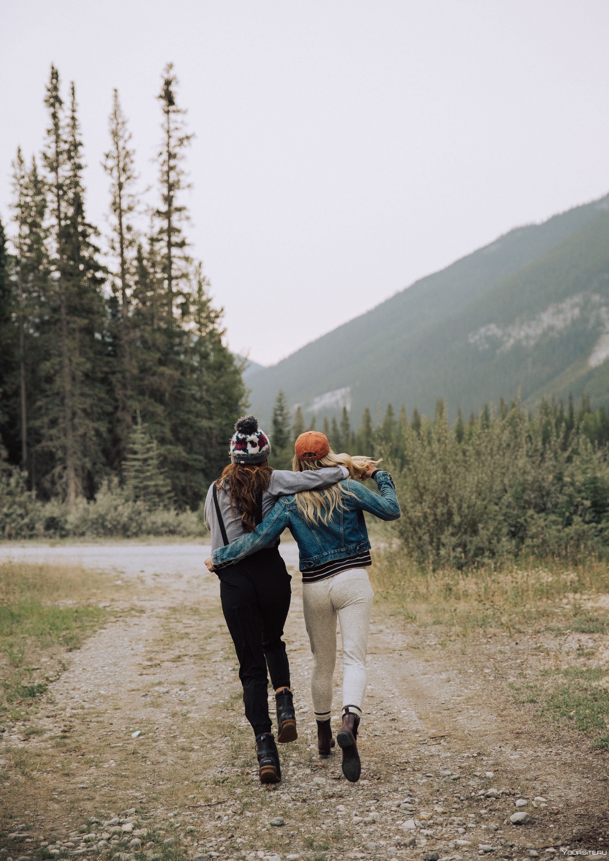 Лучшие друзья путешествия. Подруги в походе. Подружки в горах. Фотосессия подруг в горах. Две девушки в горах.