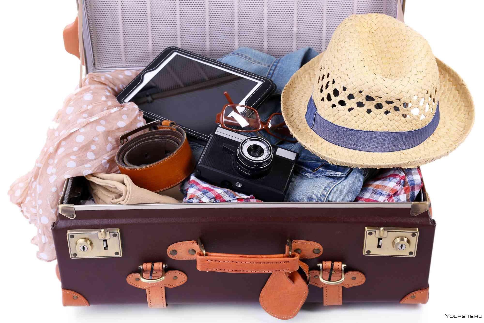 Нужные вещи летом. Чемодан с вещами. Открытый чемодан с вещами. Вещи в путешествие. Чемодан для путешествий.