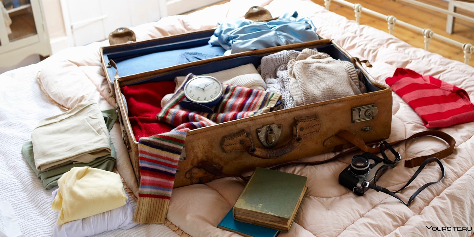 Открытый чемодан с вещами