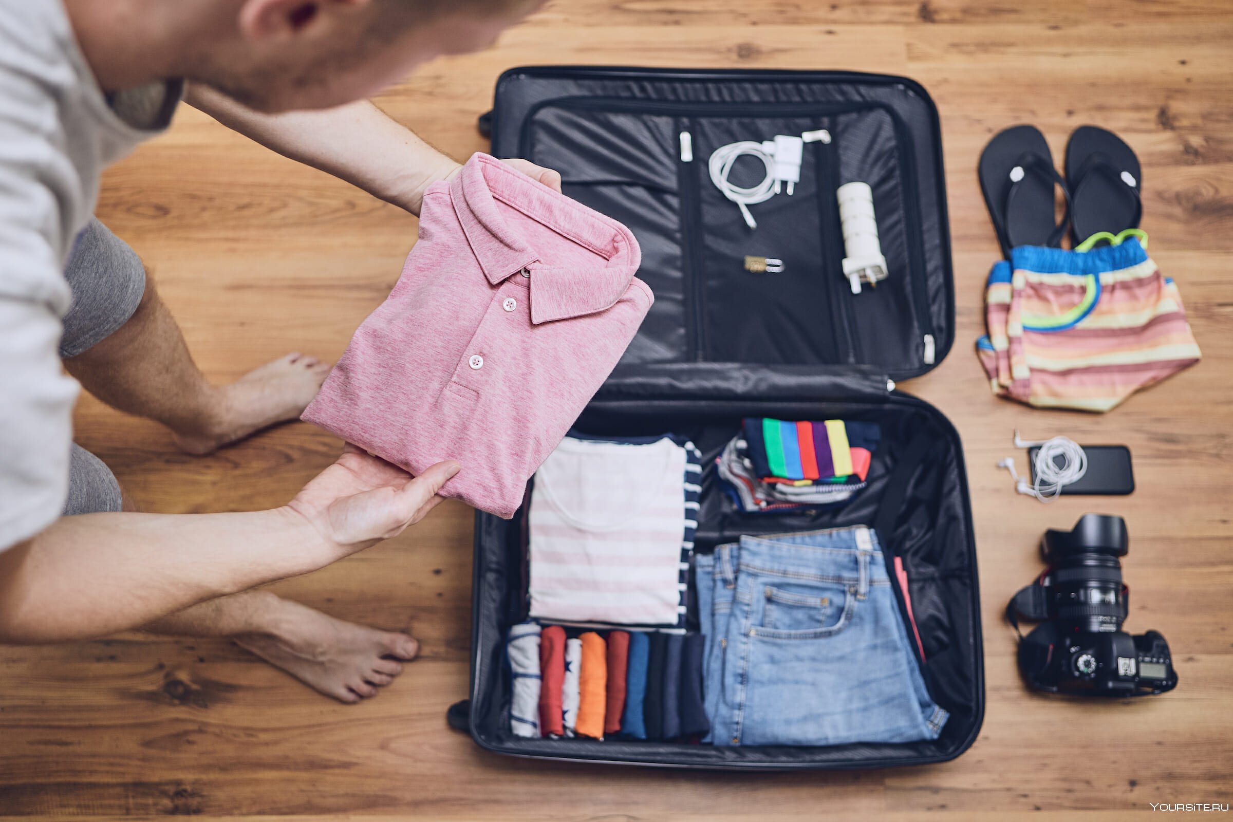 Вещи предметы с помощью которых люди. Вещи в путешествие. Собранные чемоданы с вещами. Собранный чемодан. Собираем вещи в путешествие.