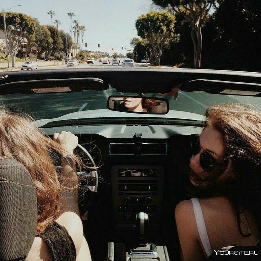Две девушки в автомобиле