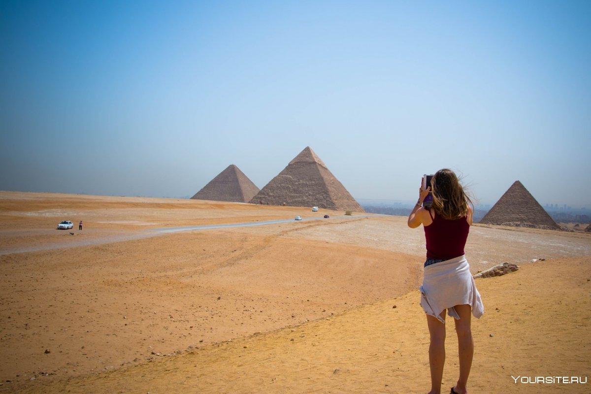 Счастливые туристы в Египте