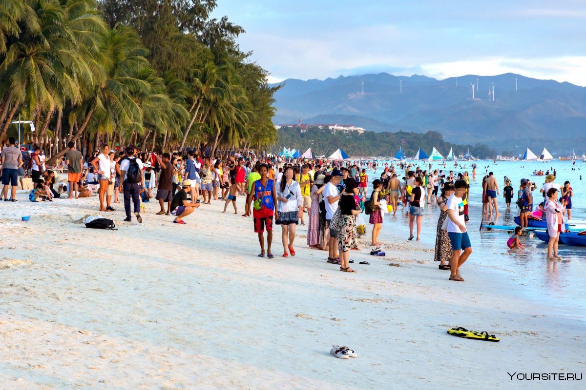 Толпа туристов на острове