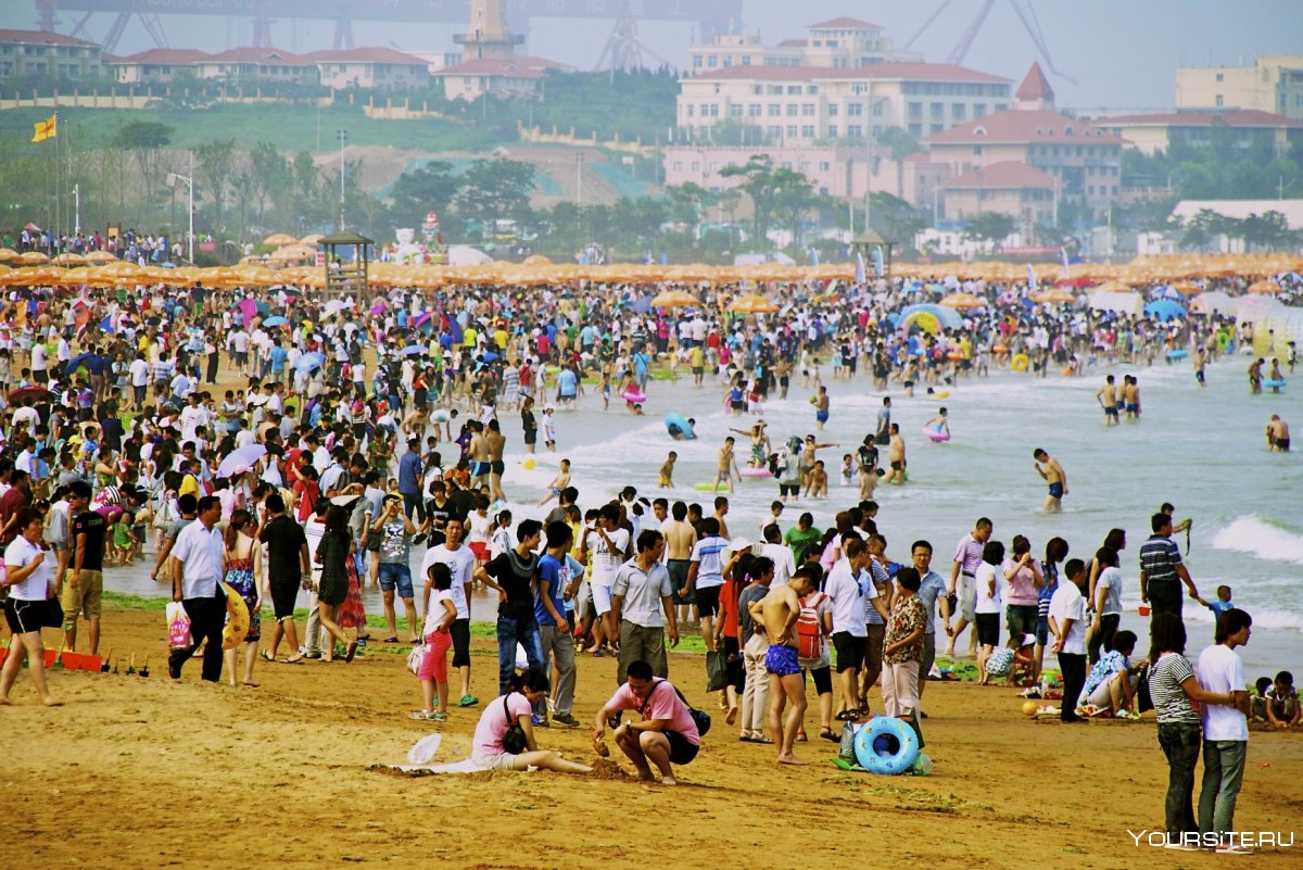 Переполненный пляж в Китае