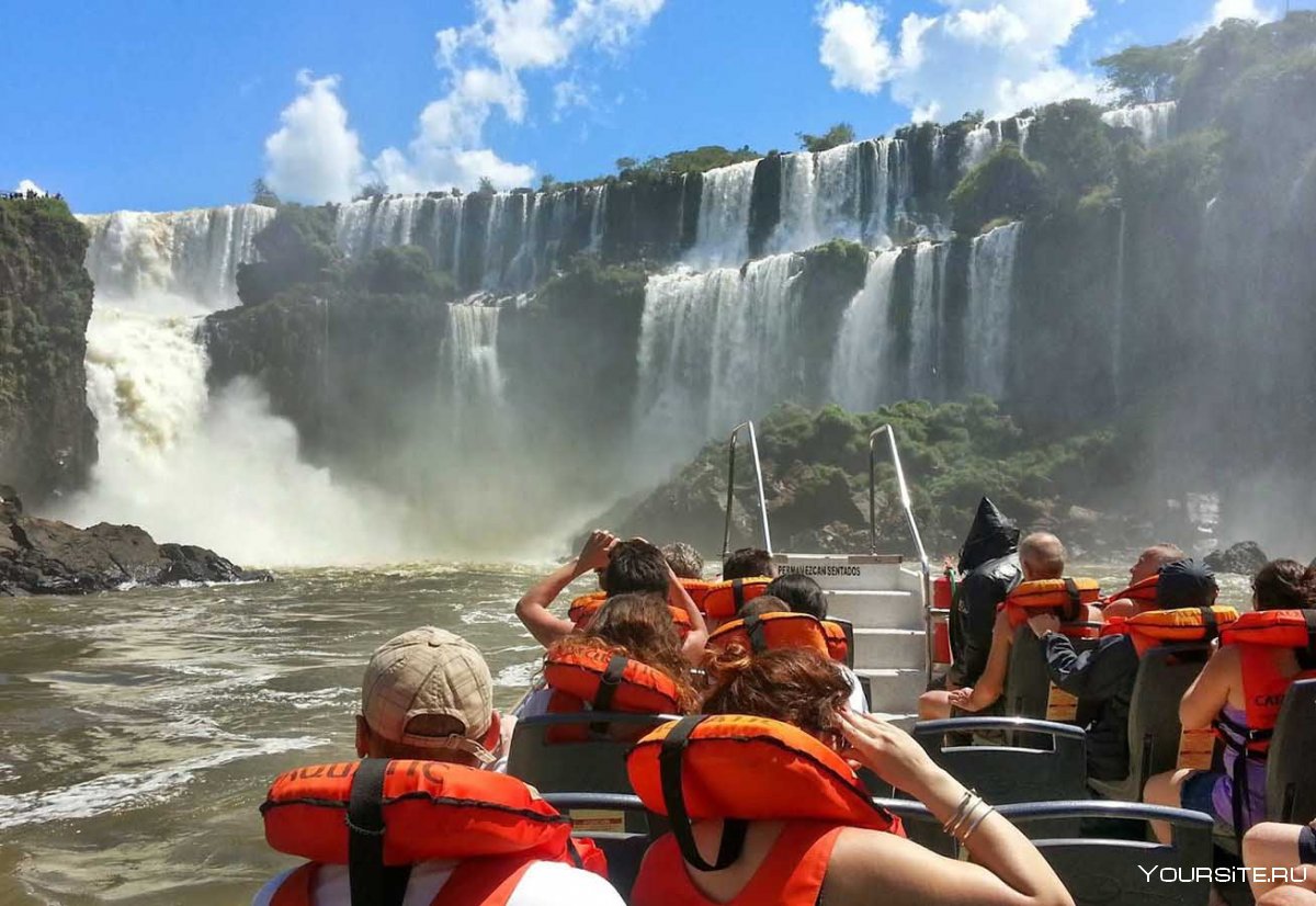Водопад Игуасу туристы