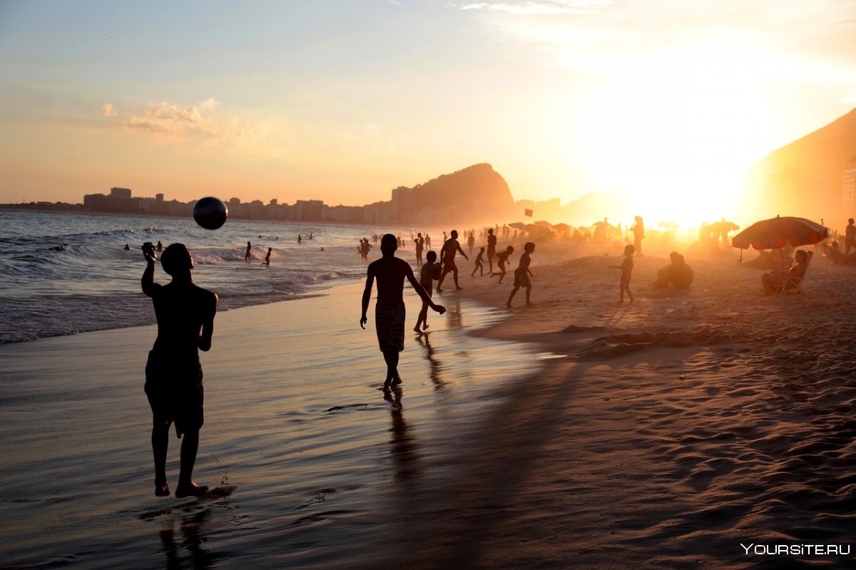 Пляж в Бразилии Копакабана люди