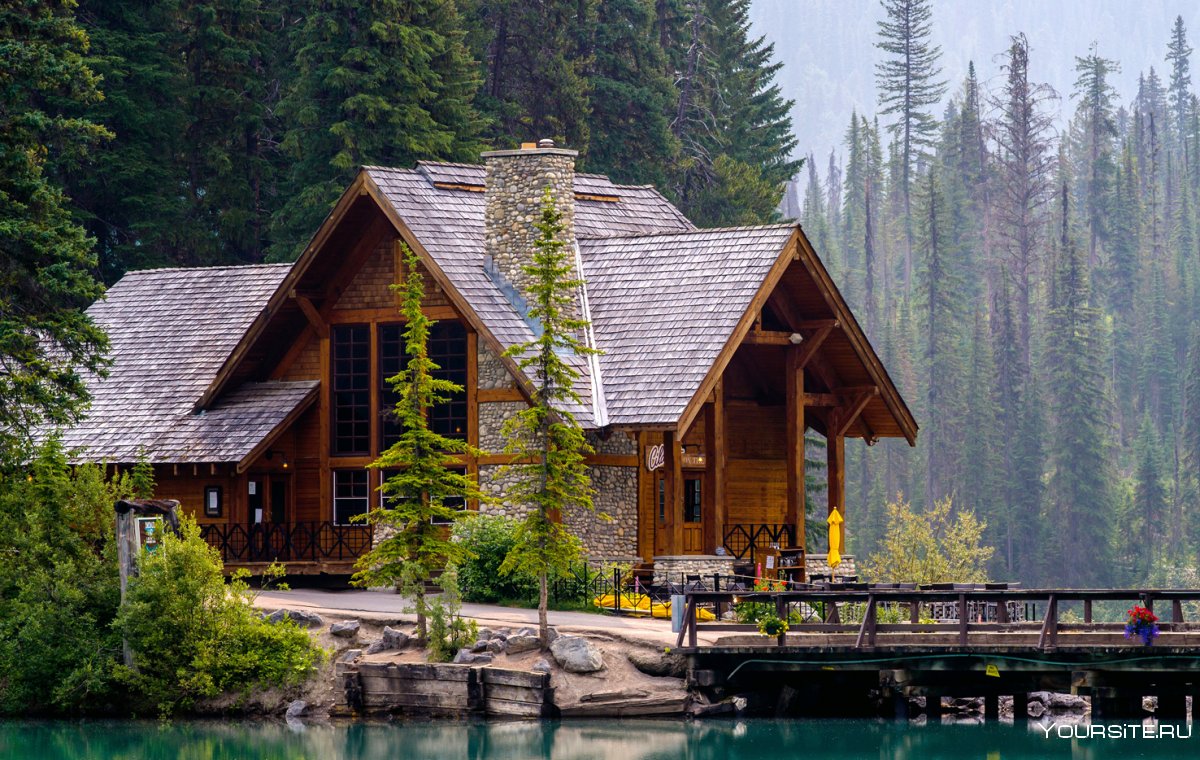 Американский дом у озера в лесу Тахо