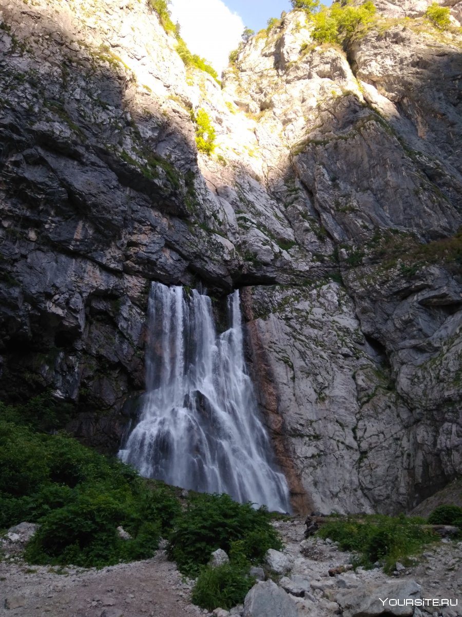 Гегский водопад зимой Абхазия