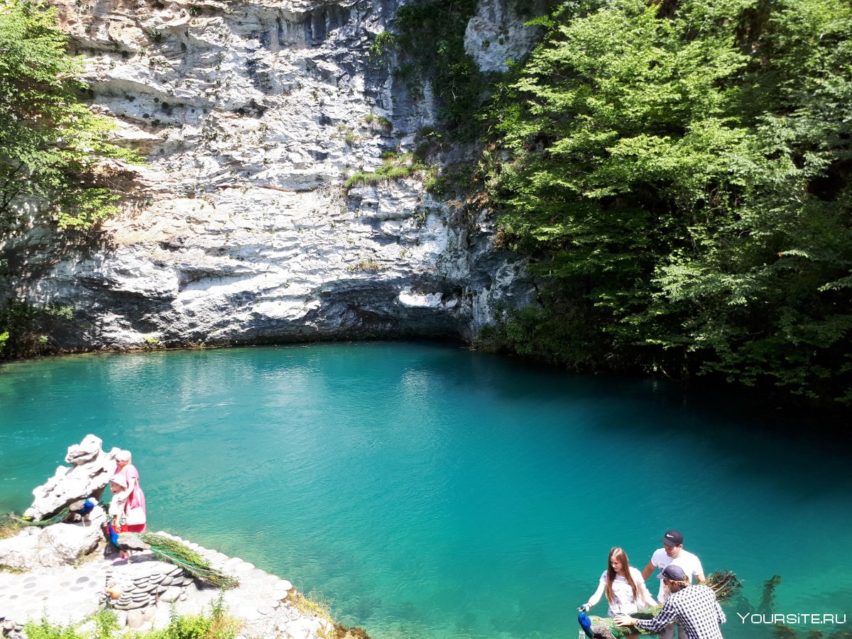 Голубое озеро Абхазия фото туристов