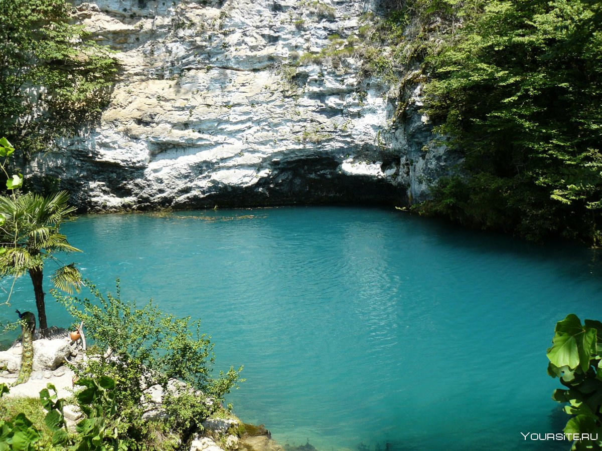 Голубое озеро Гагра