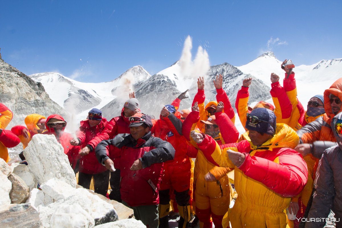 Сход лавины на Эвересте 2015