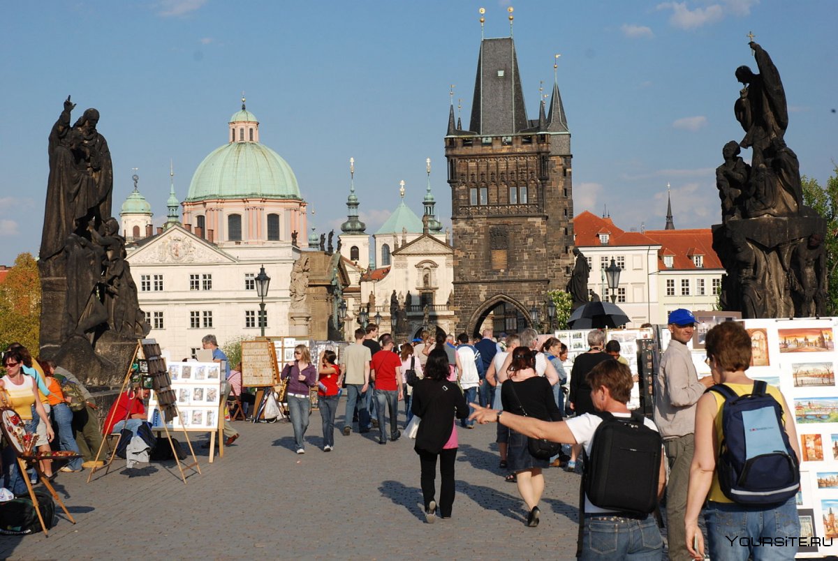 Прага Карлов мост с туристами
