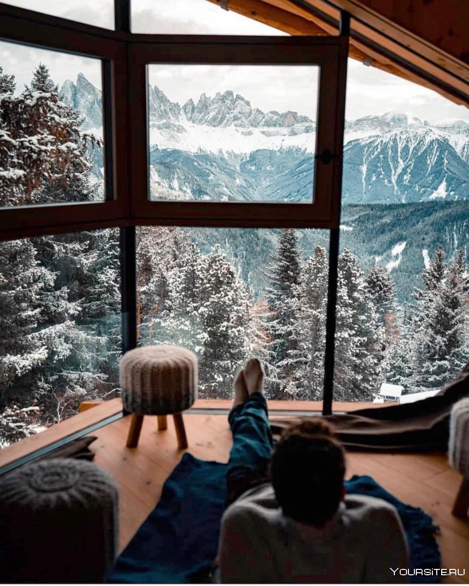 Уютный домик в горах зимой