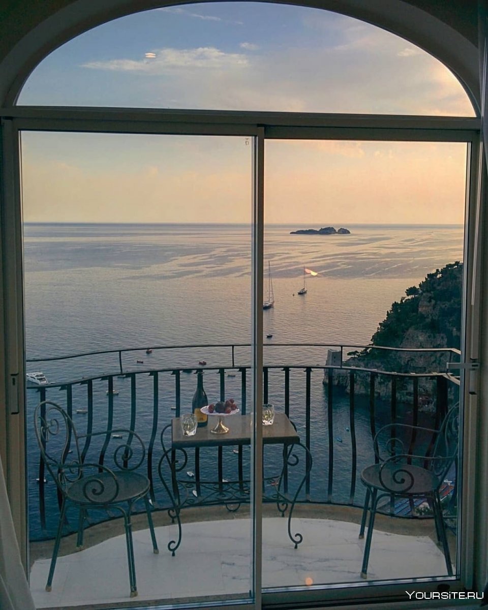Панорамный вид из окна на море