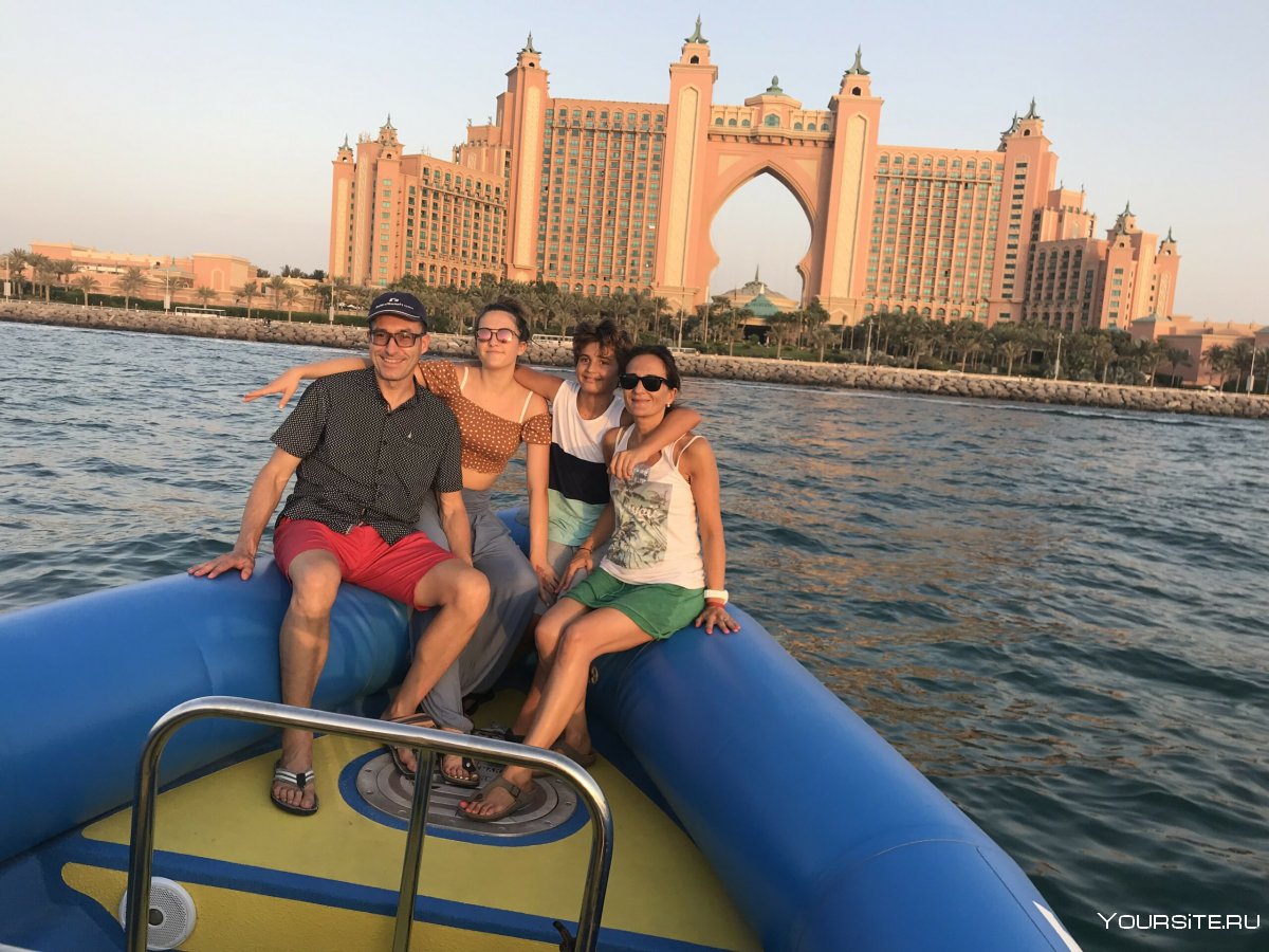 Прогулка в лодке в Эмиратах