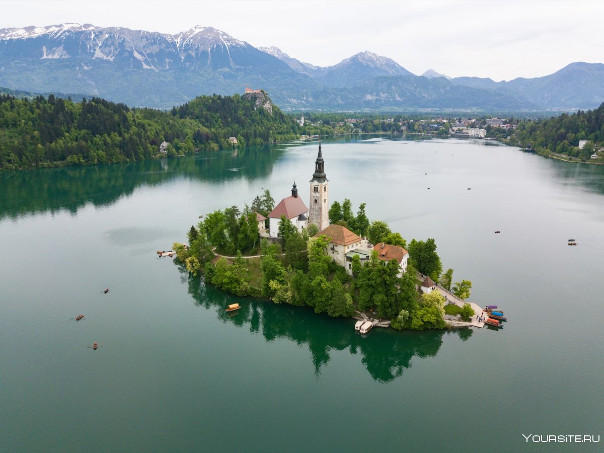 Мрачное озеро в Словении