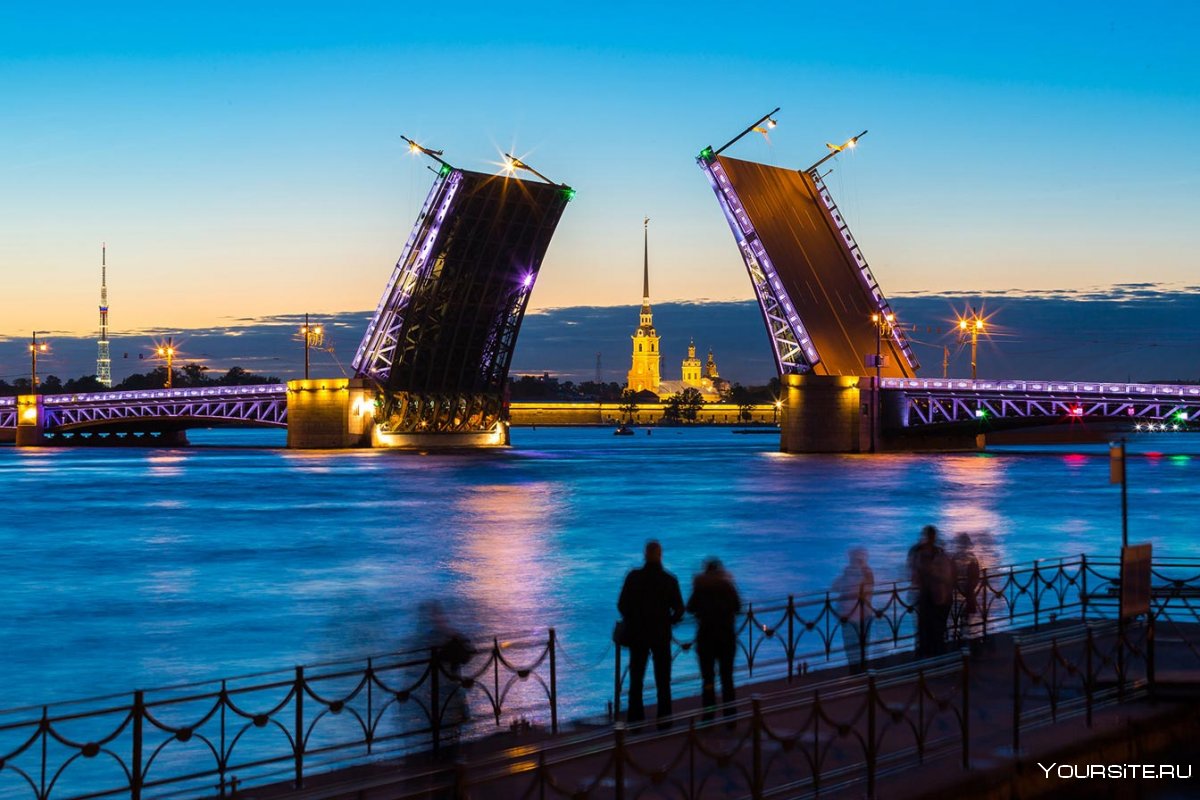 Дворцовый мост в Санкт Петербурге