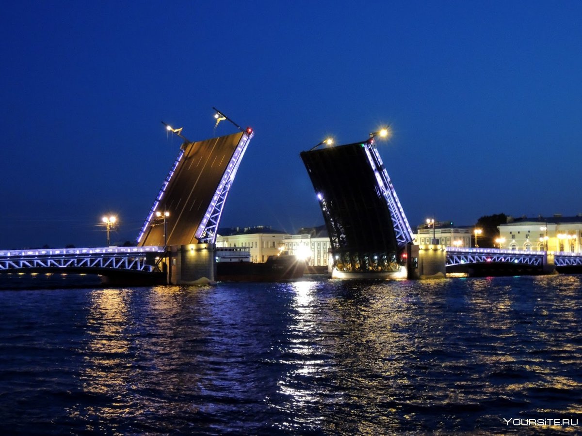 Дворцовый мост в Санкт-Петербурге днем