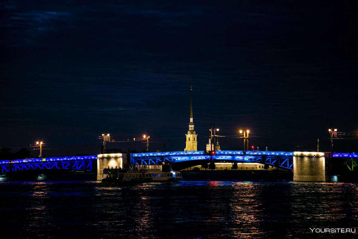 Дворцовый мост в Санкт-Петербурге 2020