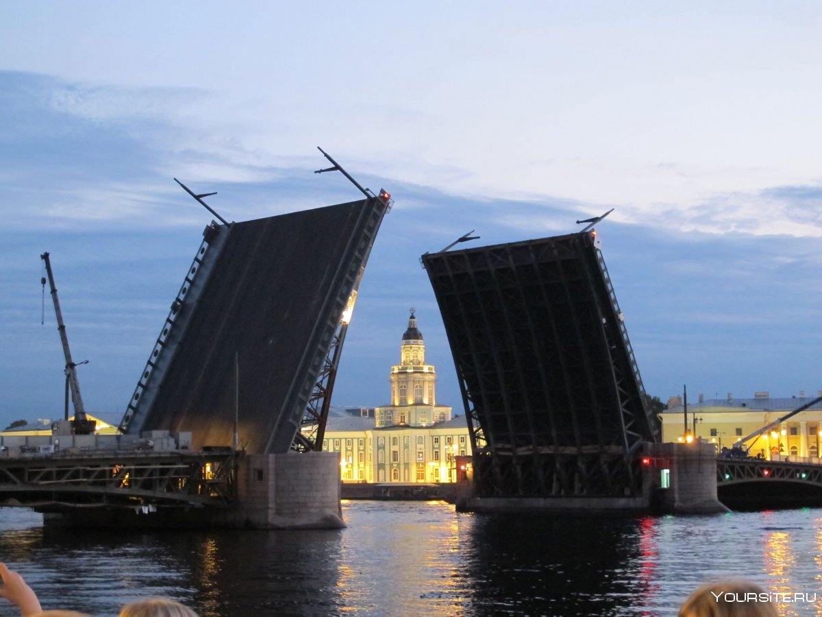 Дворцовый мост через Неву в Санкт-Петербурге