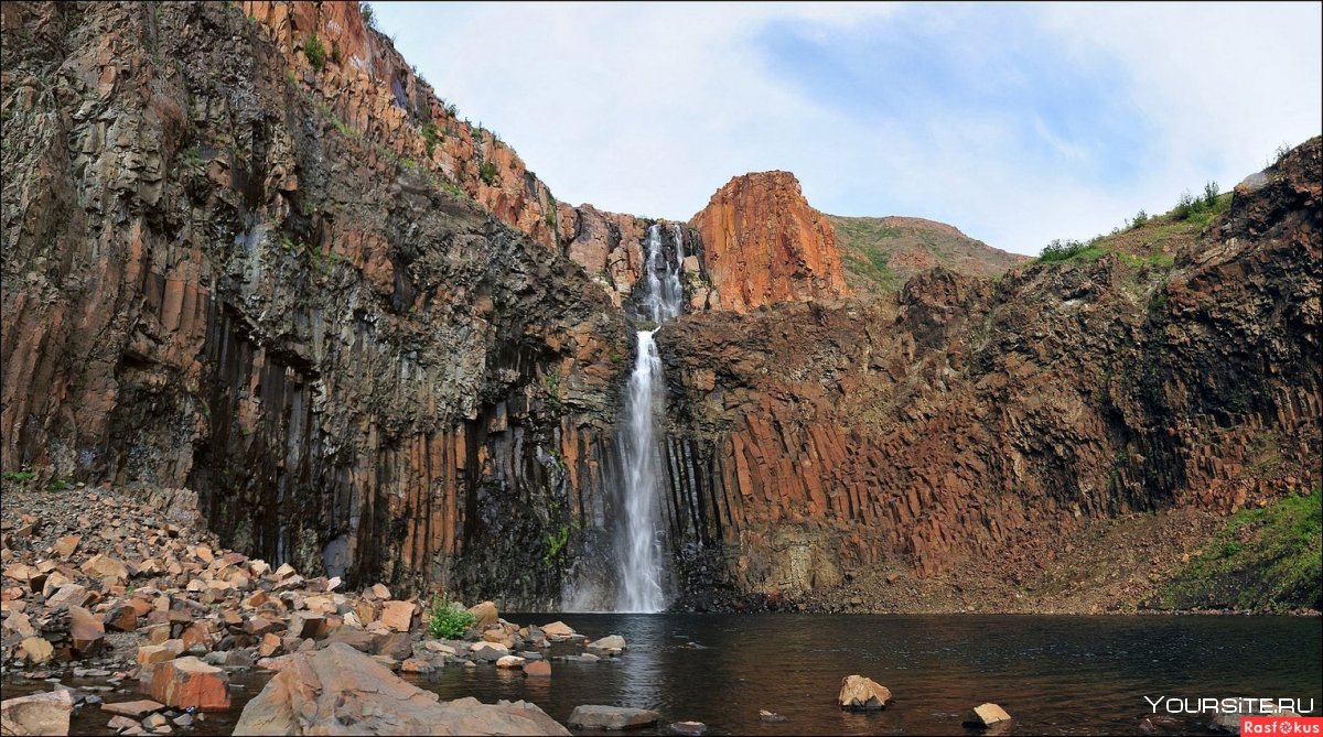 Талнах водопад красные камни