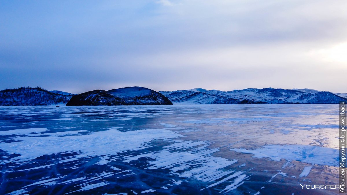 Люди на льду Байкала