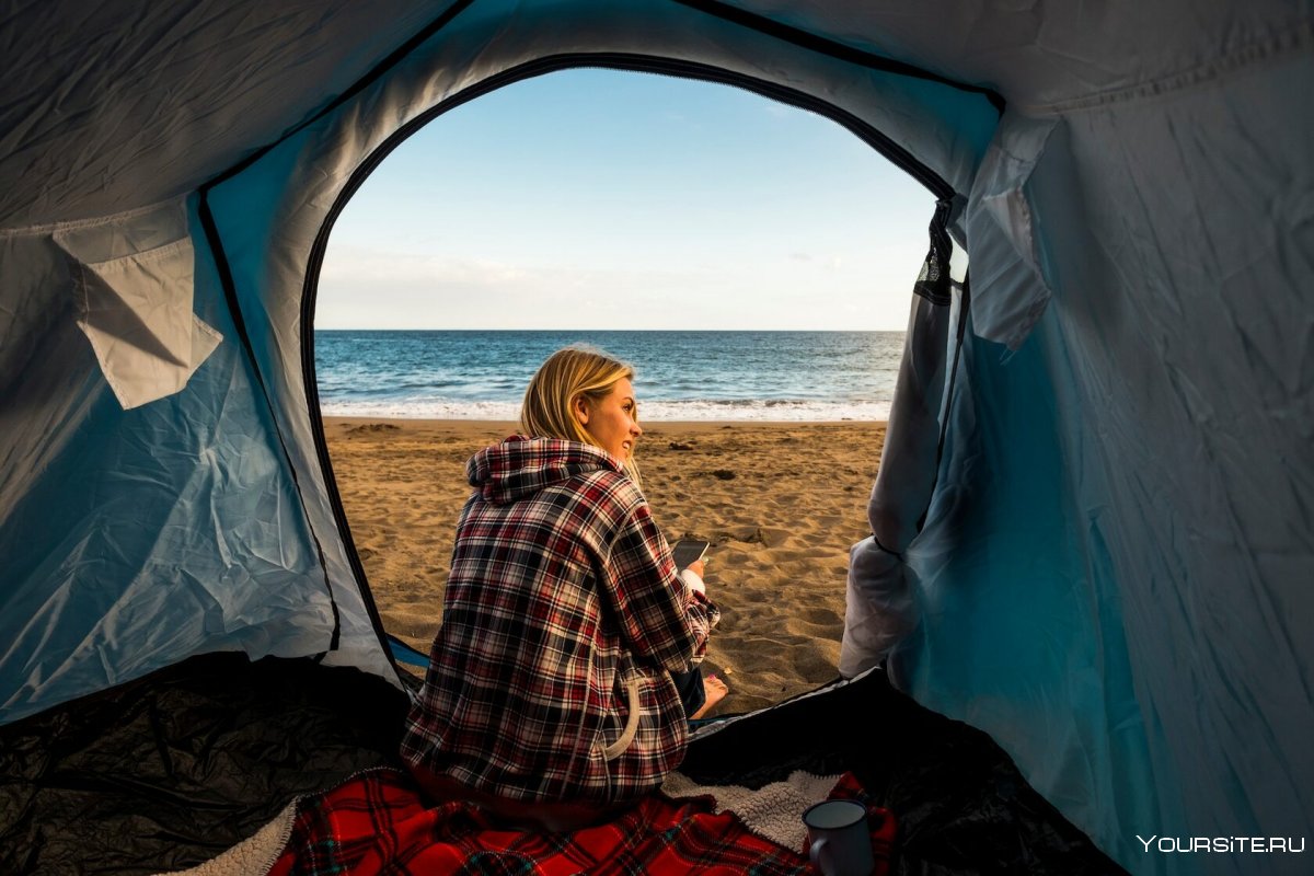 Палатка у моря в Крыму