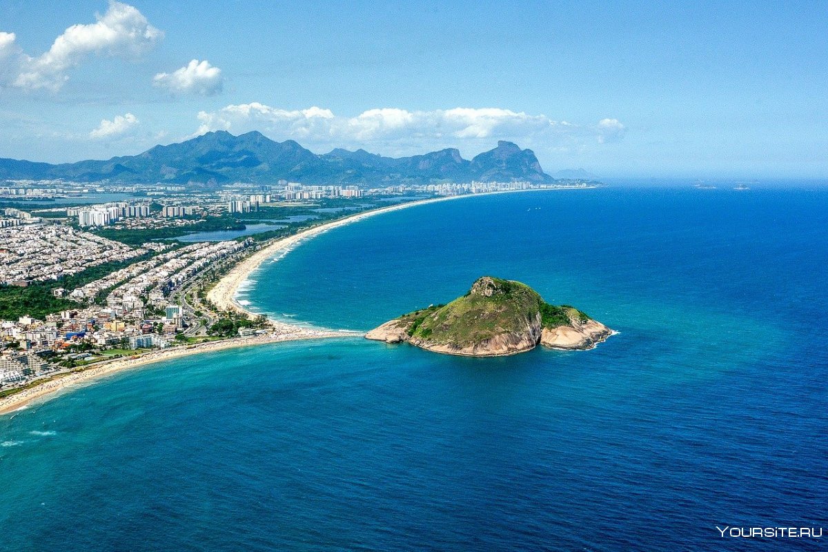 Пляж Копакабана в Рио-де-Жанейро женщины