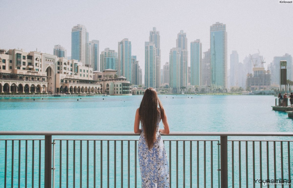 Девушка в Дубае спиной