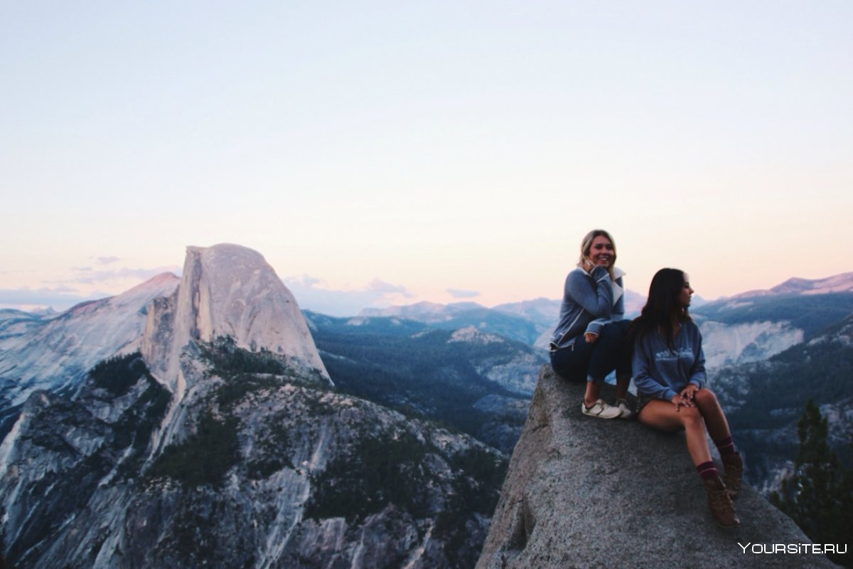 Две девушки в горах
