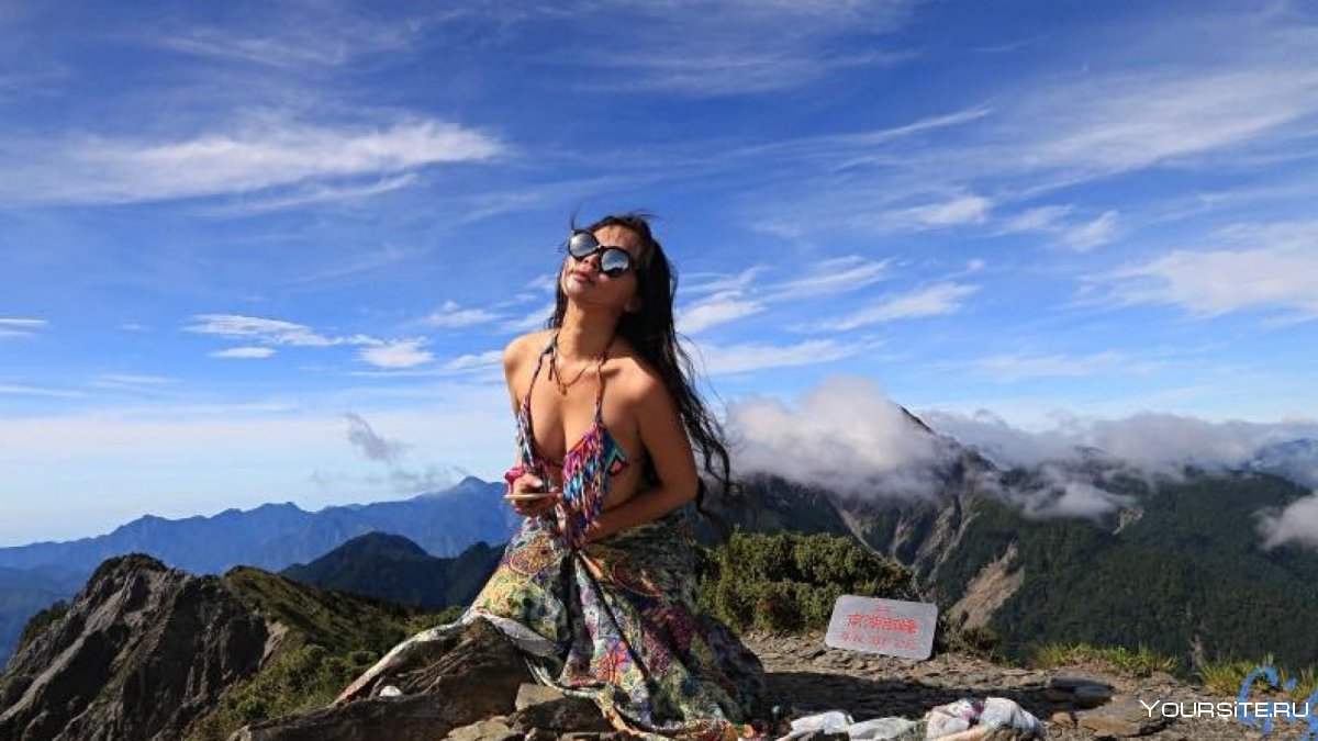 Девочка путешественница в горах