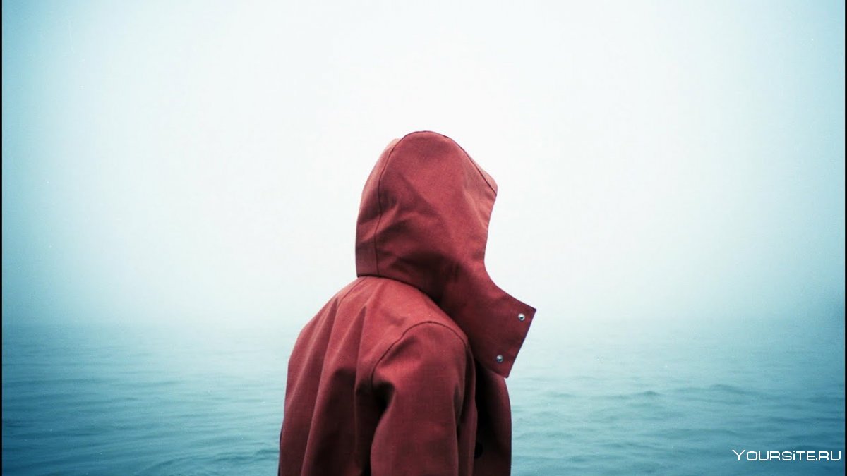 Парень в капюшоне со спины