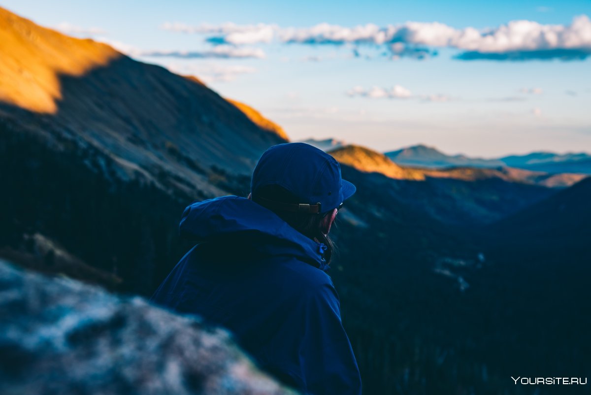 Парень в горах со спины