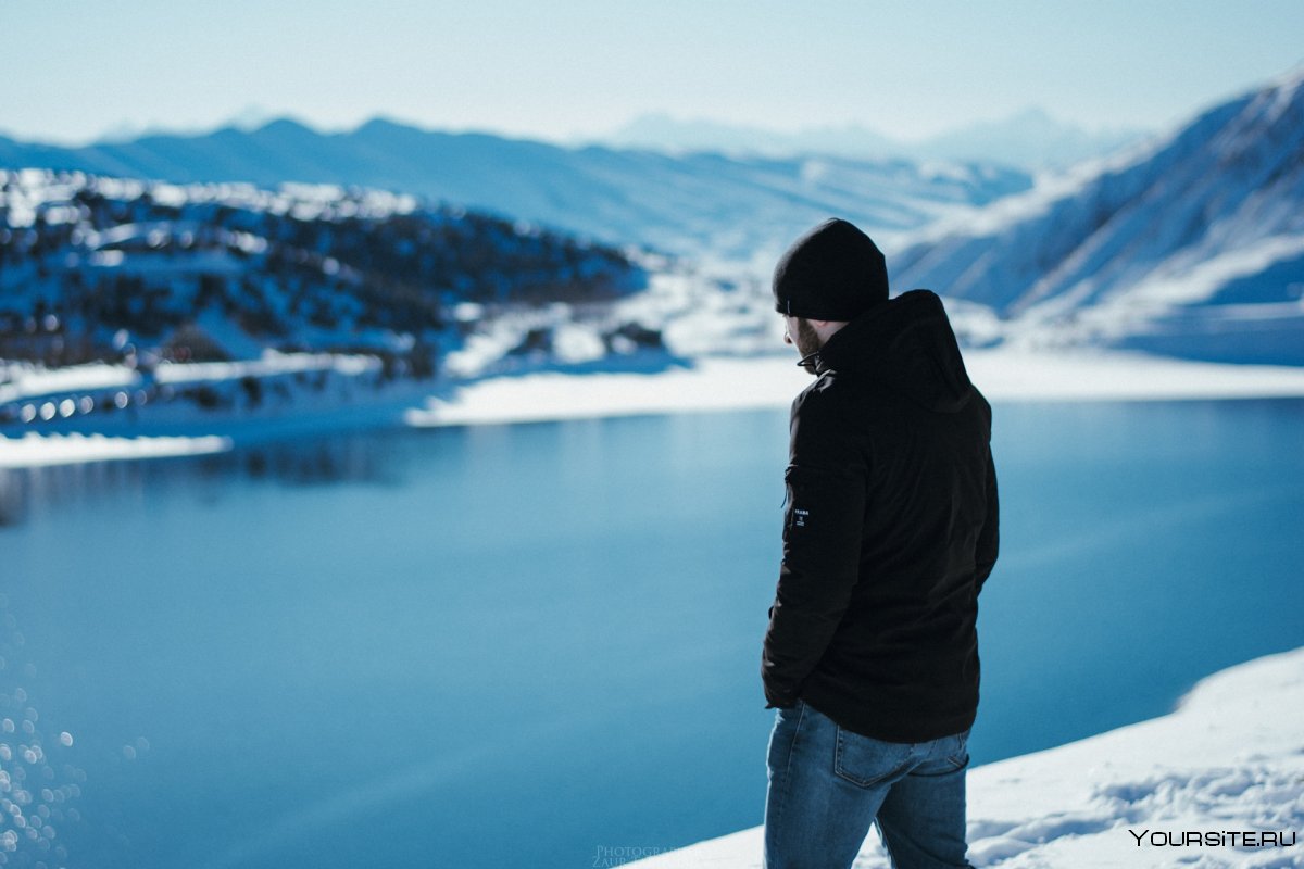 Парень на горе в капюшоне