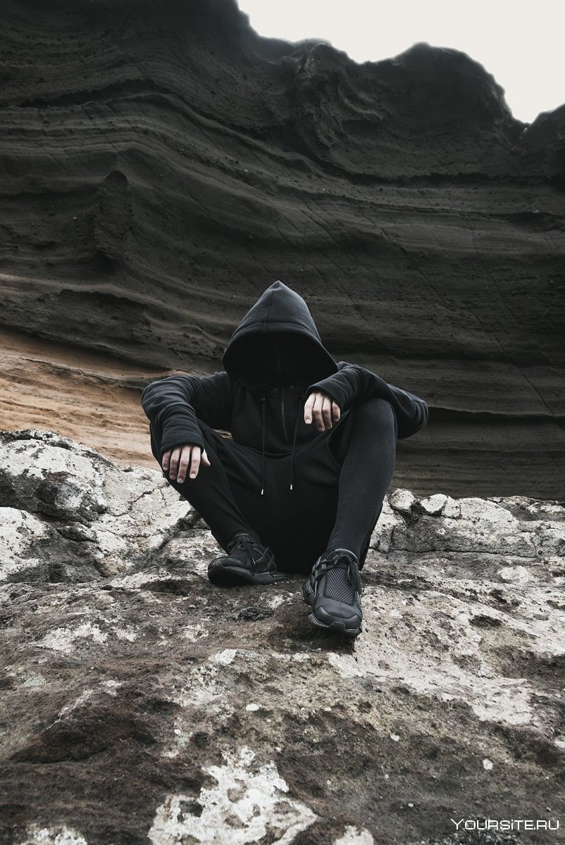 Мужчины стоящие спиной