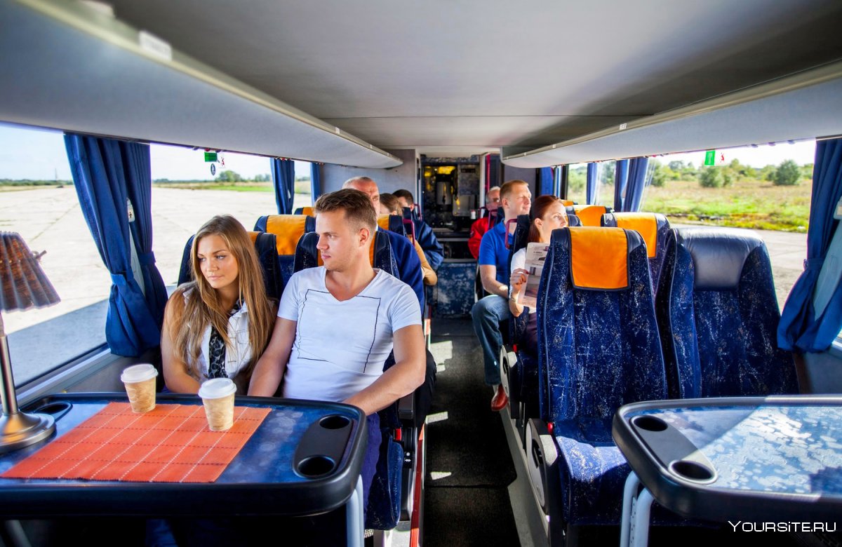 Группа туристов в туристическом автобусе