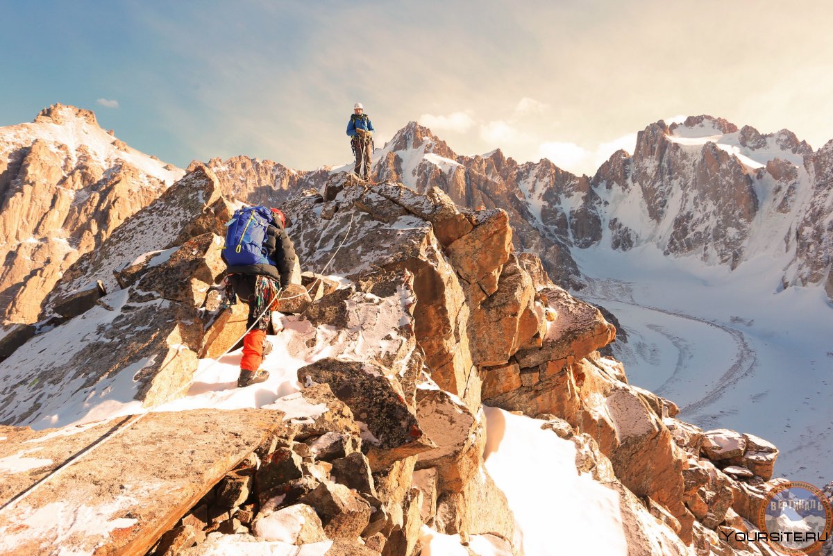 Горы Киргизии с альпинистами