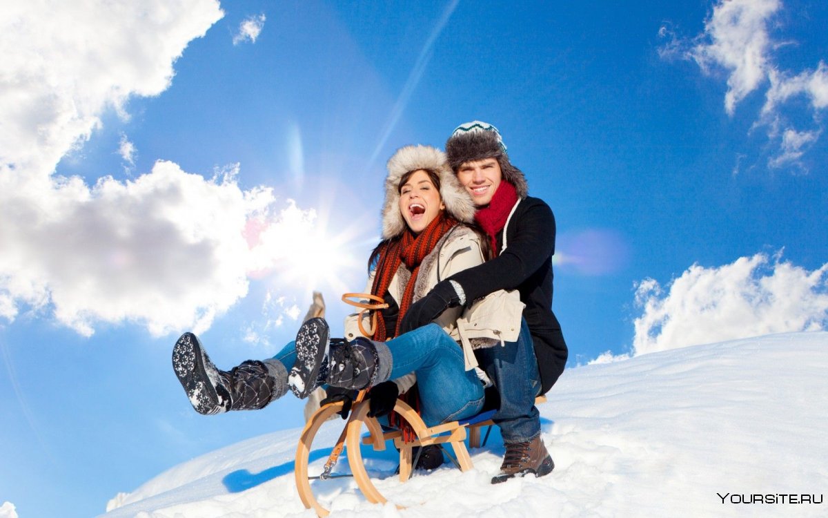 Люди катаются на санях