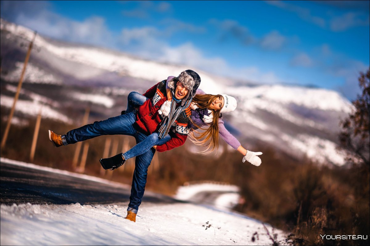 Парень с девушкой в горах