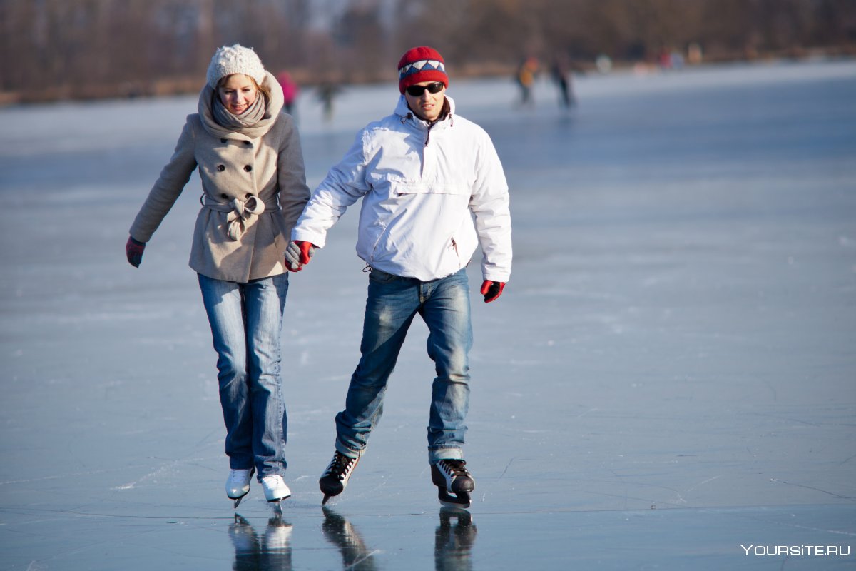 Люди катаются на коньках
