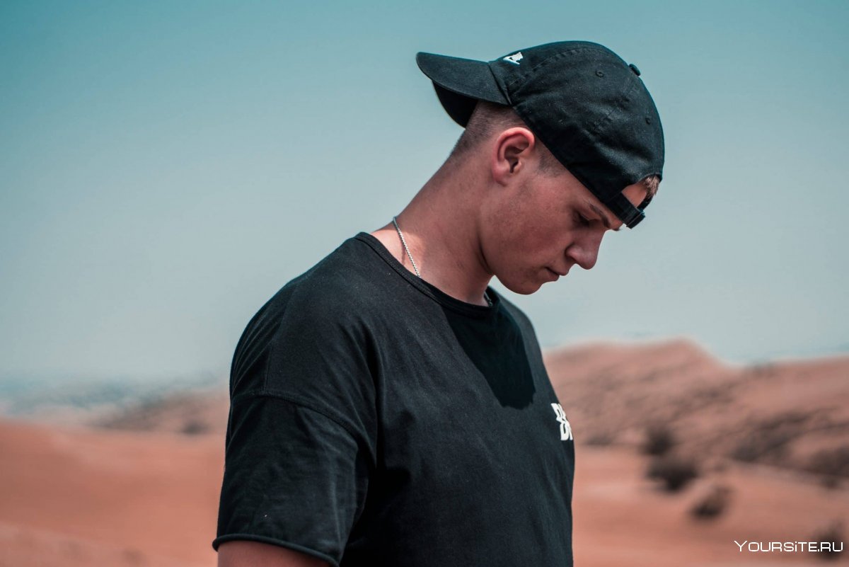 Мужчина в бейсболке со спины