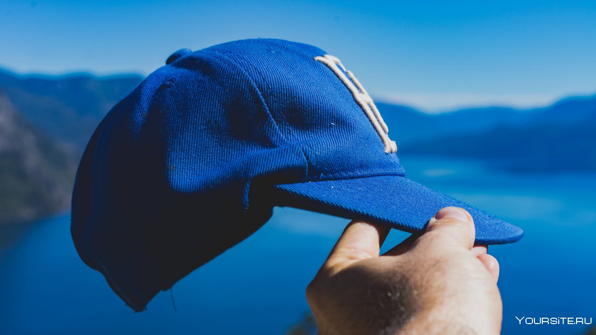 Парень в очках и шляпе