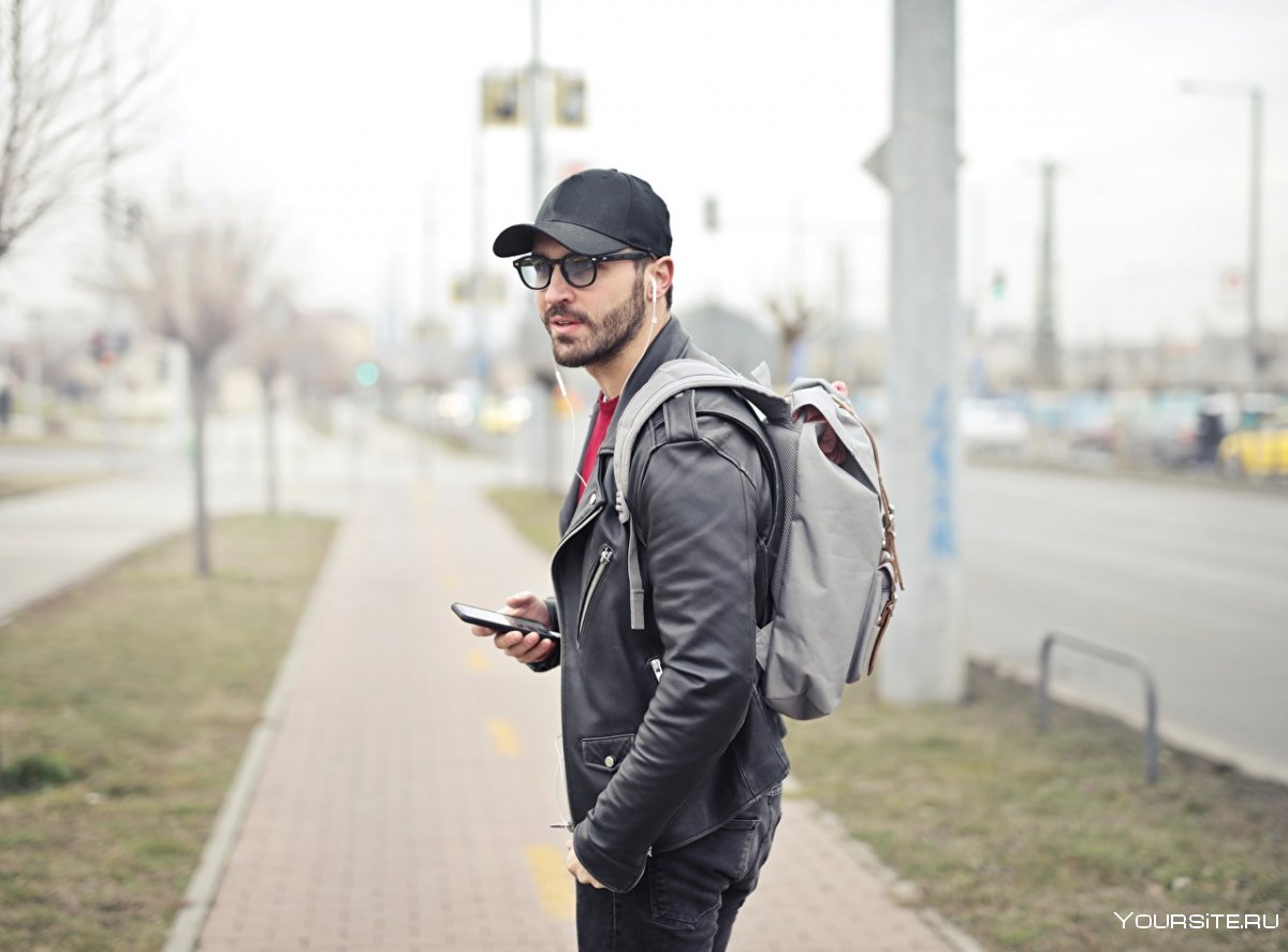 Парень в кепке