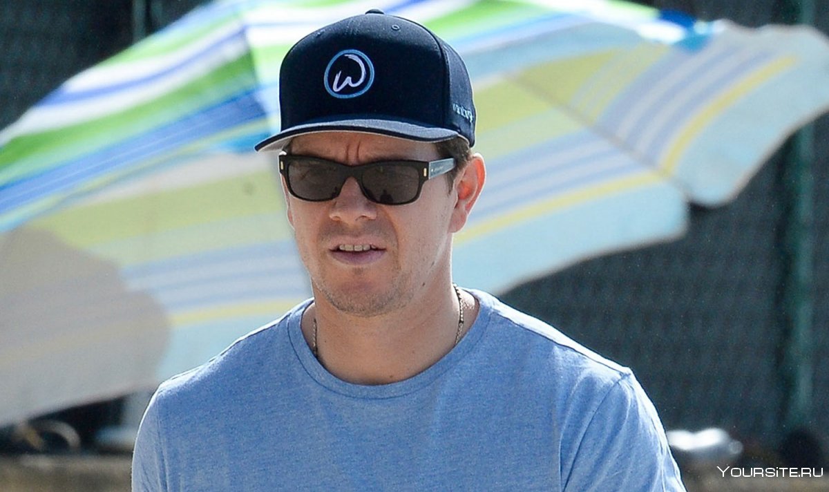 Парень очки кепка