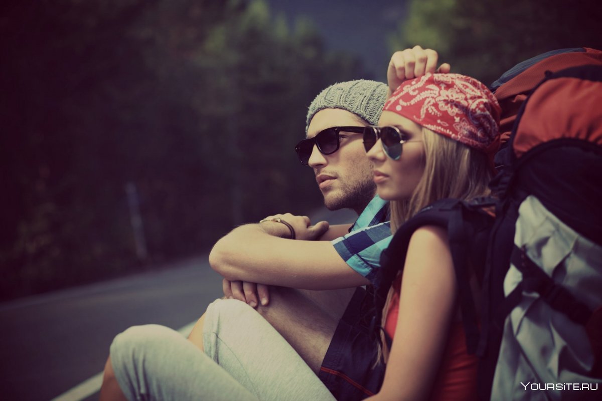 Человек в белой кепке